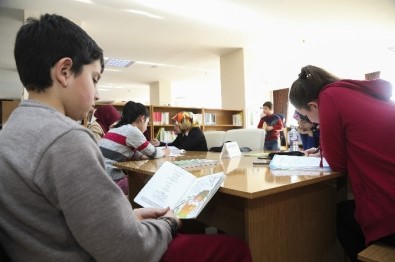 Sultanbeyli Belediyesi'nin Eğitim Atölyeleri Ders Başı Yapıyor