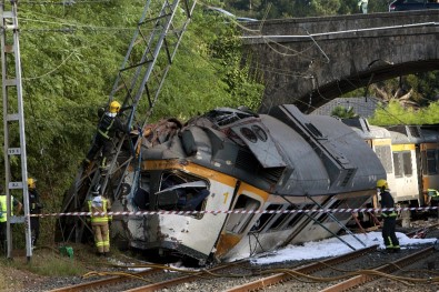 İspanya'da Tren Kazası Açıklaması 4 Ölü, 47 Yaralı