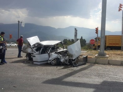 Manisa'da Otomobille Kamyon Çarpıştı Açıklaması 1'İ Ağır 2 Yaralı