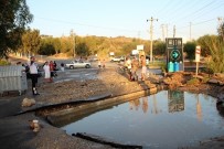 ORTAKENT - Patlayan Çukur Motosikleti Yuttu