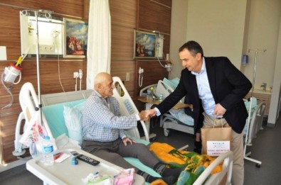 Ayvalık'ta Başkan Gençer'den Hasta Ve Yaşlılara Yılbaşı Ziyareti