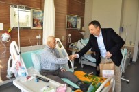 YILBAŞI HEDİYELERİ - Ayvalık'ta Başkan Gençer'den Hasta Ve Yaşlılara Yılbaşı Ziyareti