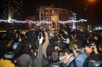 Kimisi Mendil Sattı, Kimisi Taksim'de Halay Çekti