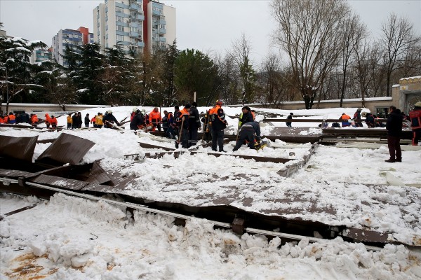 İstanbul'da cami avlusundaki tente çöktü