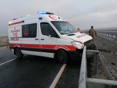 Ambulans Zincirleme Kazaya Karıştı Açıklaması 11 Yaralı