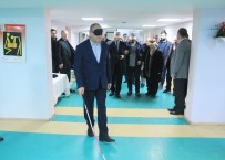 GAZETECILER GÜNÜ - Başkan Ve Gazeteciler Gözlerini Kapatıp Yürüdü, Yemek Yemeye Çalıştı