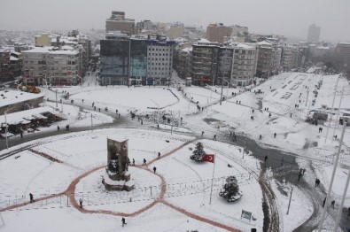 Beyaz Örtüye Bürünen Taksim Meydanı Böyle Görüntülendi