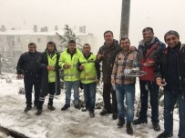 BUCA BELEDİYESİ - Buca'da Karda Mahsur Kalanlara Başkan Piriştina Yetişti