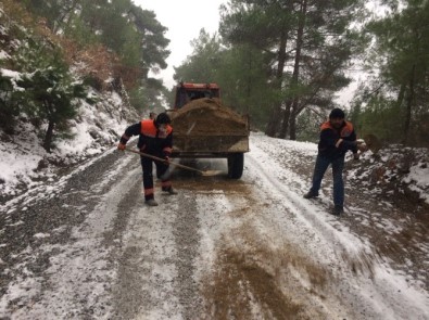 Burhaniye Belediyesi Kar Mücadelesi Yapıyor