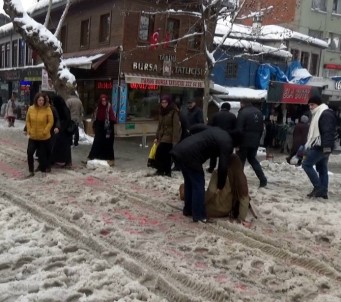 Buz pistine dönen kaldırımlarda Bursalılar zor anlar yaşadı