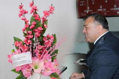 Çelikhan İlçe Emniyet Amiri Gazetecilere Çiçek Gönderdi