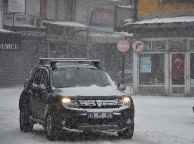 Dursunbey'de Kar Yağışı Yeniden Etkili Oluyor