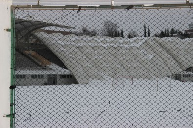 İTÜ Stadyumu'nun Çatısı Çöktü