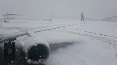 İzmir'de Uçak Seferlerine Kar Engeli