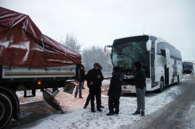 Kütahya'da Yolcu Otobüsü İle Tır Çarpıştı Açıklaması 1 Yaralı