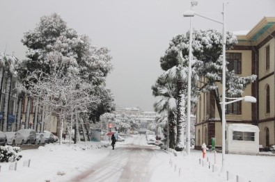 Manisa'da Yeniden Başlayan Kar Hayatı Olumsuz Etkiledi