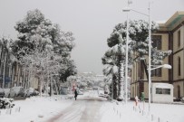 KARDAN ADAM - Manisa'da Yeniden Başlayan Kar Hayatı Olumsuz Etkiledi