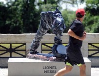 LİONEL MESSİ - Messi'nin heykeline saldırı