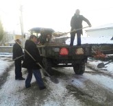 KOCABAŞ - Muhtar Ve Azalar Buzlu Yolda Tuzlama Yaptı