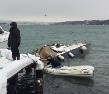 Yoğun Kar Yağışı Tekne Batırdı