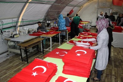 Suriyeliler'den 50 bin Türk bayrağı