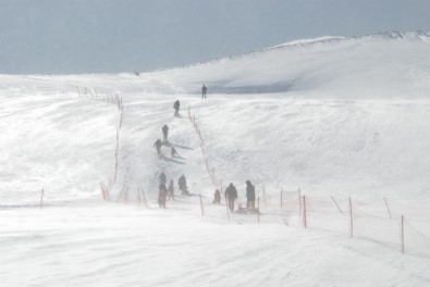 Tipinin Oluşturduğu 'Kar Şelalesi' Görenleri Büyüledi