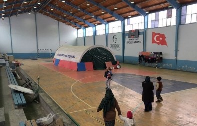 Çadırda Yaşayan Suriyeli Aileler Spor Salonuna Alındı