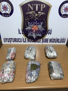 Çantadan 2.5 Kilo Esrar Çıktı 2 Kişi Gözaltına Alındı