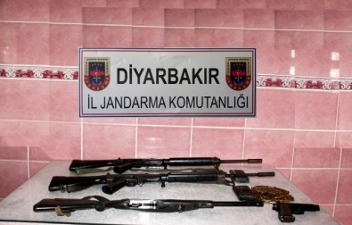 Çınar'da Silah Ve Mühimmat Ele Geçirildi