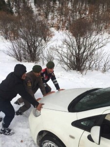 Jandarma Ekipleri Karda Mahsur Kalanları Kurtardı