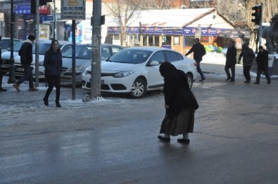 Kars'ta Buz Pistine Dönen Yollar Kazalara Sebep Oluyor