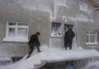 ÖĞRENCİ SERVİSİ - Öğrenci Servisi Kar Fırtınasında Mahsur Kaldı