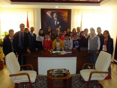 TEOG Birincisi Öğrencilerden Kaymakam Şimşek'e Çilek İkramı