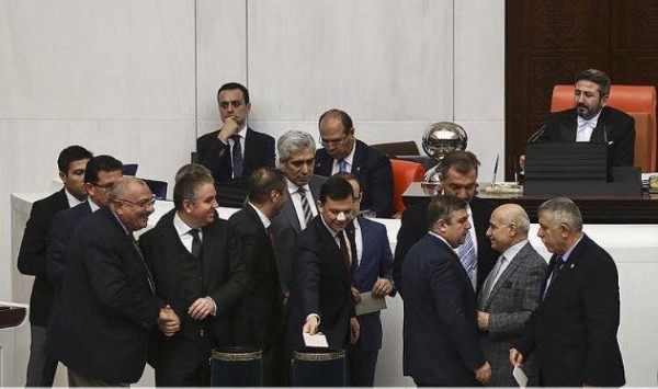 Burnu kırılan Fatih Şahin oylamaya katıldı