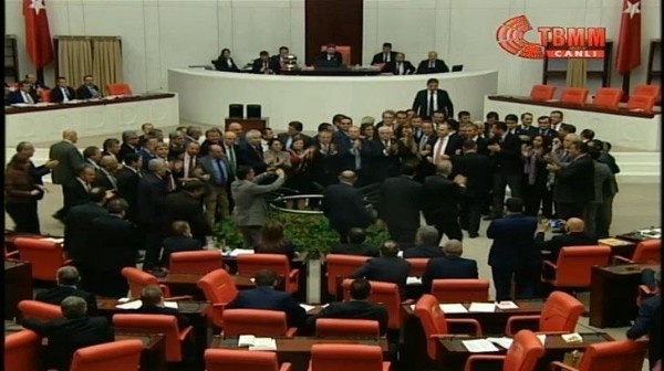 CHP'liler kürsüyü işgal etti, kavga çıktı
