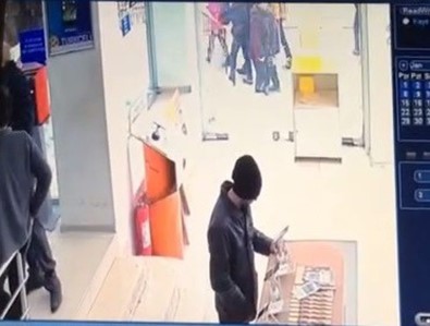 Akıllı Telefon Hırsızı Kameraya Yakalandı