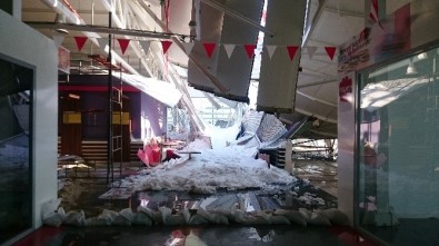 Alışveriş Merkezinin Çatısı Çöktü