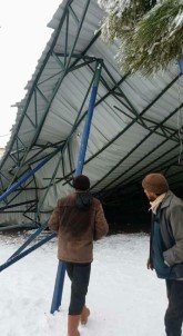 Aydın'da Kar Okul Bahçesindeki Çatıyı Çökertti