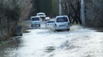 DUTLUCA - Burhaniye'de Yağmurlar Zeytine İlaç Olurken, Trafiği Aksattı