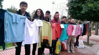 CHP'li Gençlerden Askıda Giysi