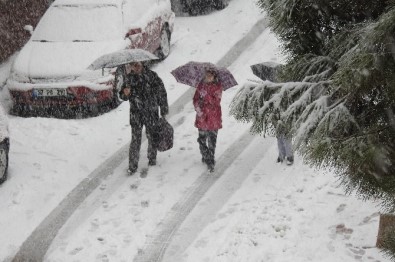 Demirci'de Öğrencilere Kar Tatili