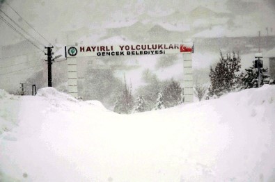 Derebucak'ta Kar Yüksekliği İnsan Boyunu Aştı
