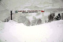 GENCEK - Derebucak'ta Kar Yüksekliği İnsan Boyunu Aştı