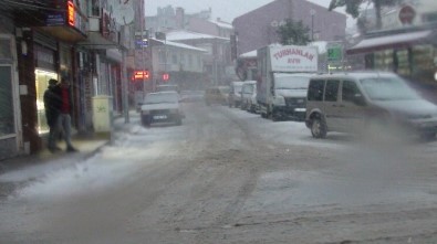 Dursunbey'de Yoğun Kar Yağışı Etkili Oluyor