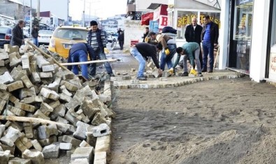 Erciş Belediyesinden Kaldırım Onarım Çalışması