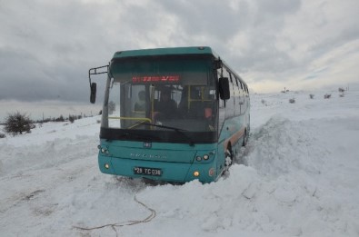Halk Otobüsü Kara Saplandı Yolcular 1 Saat Mahsur Kaldı