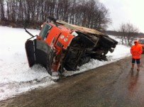 KARAYOLLARı GENEL MÜDÜRLÜĞÜ - Kar Kürüme Ve Tuzlama Aracı Kaza Yaptı Açıklaması 1 Yaralı