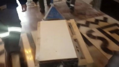 Meclisteki Arbedede Kürsü De Hasar Gördü