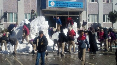 Tarsus'ta Öğrencilerin Kar Sevinci