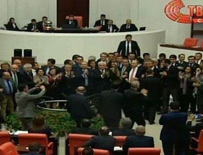 CHP'liler kürsüyü işgal etti, kavga çıktı